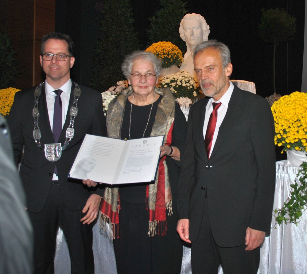 Bürgermeister Jan Trost mit Preisträgerin Christiane Nüsslein-Volhard und Laudator Horst Bredekamp